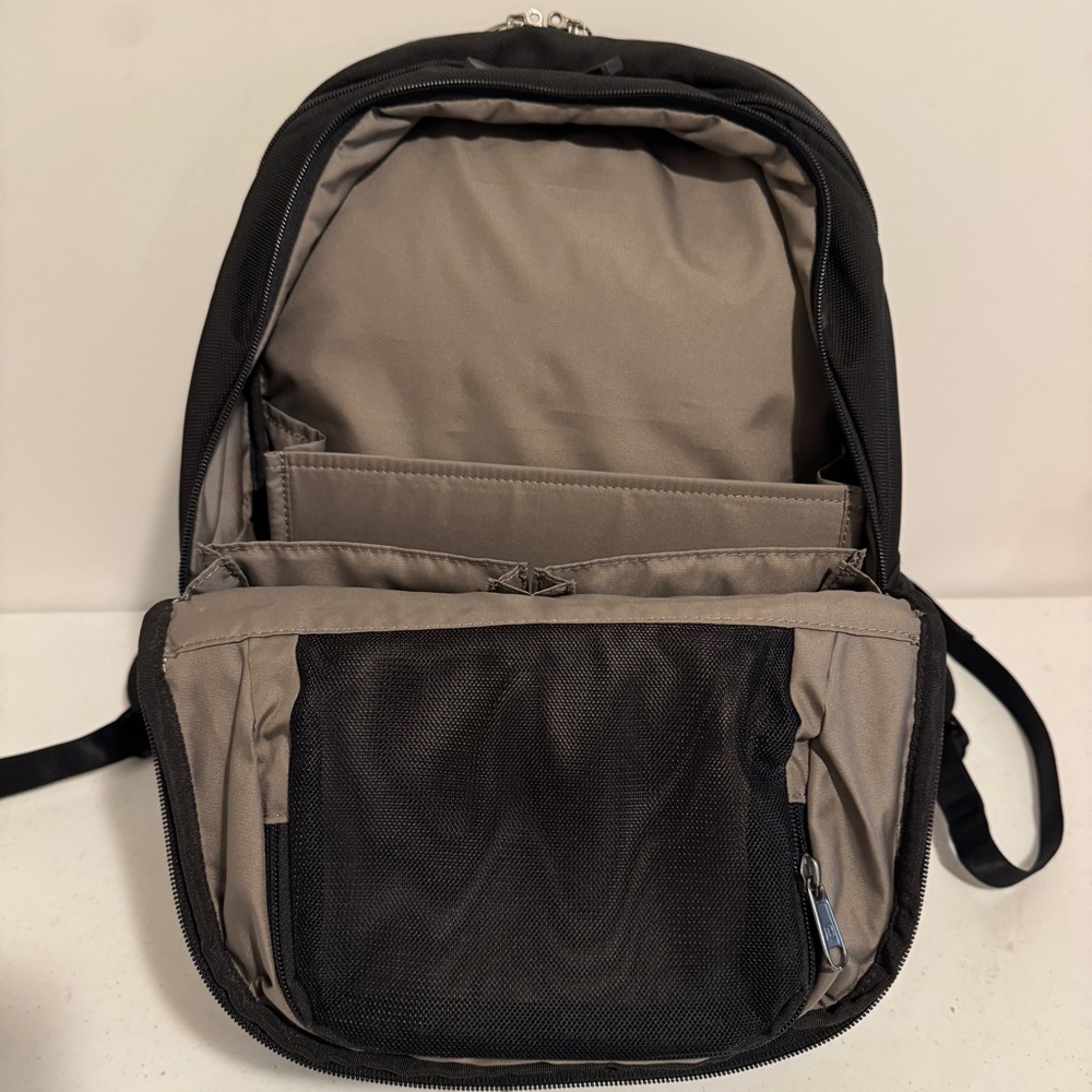 Victorinox Swiss Army Black Architecture 3.0 Zipper Laptop Backpack 31322301 - Picture 5 of 16